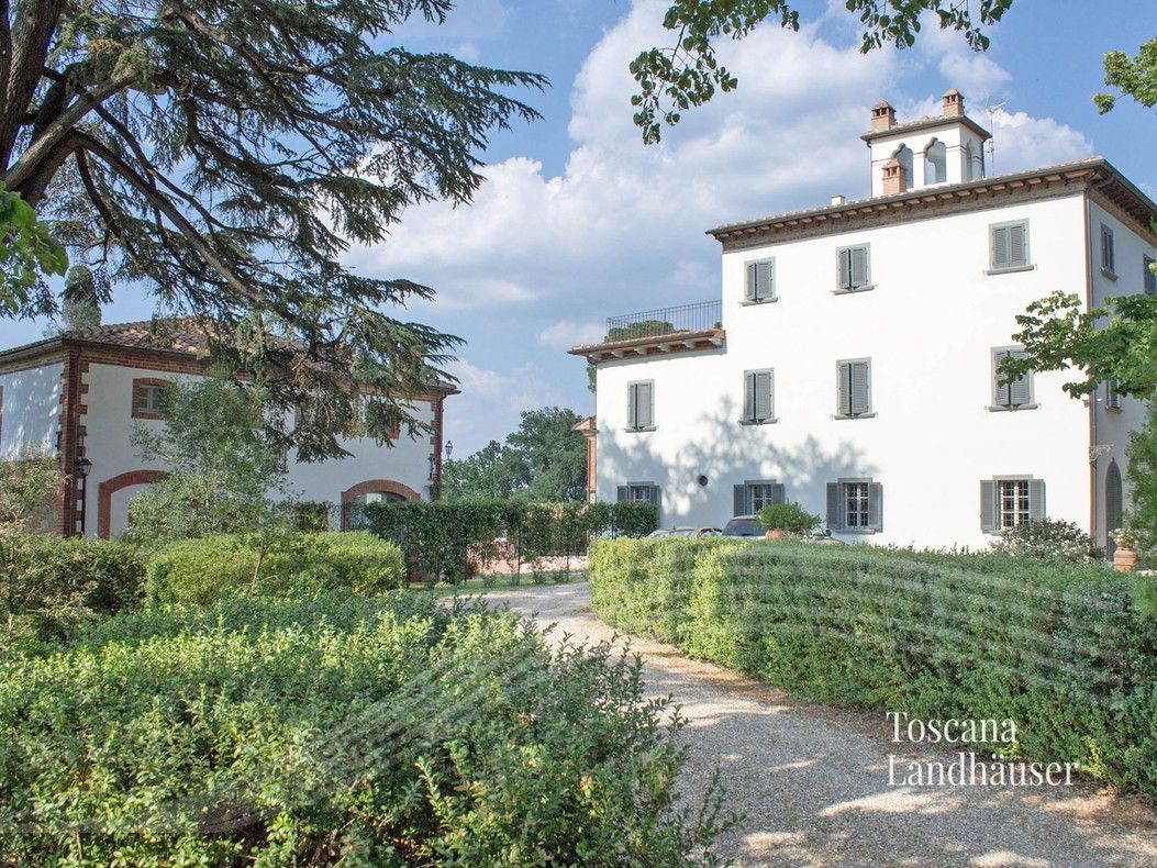 Photos Historical villa near Arezzo with vineyard and olive grove