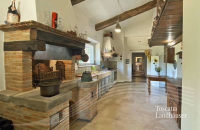 Country House for sale Cortona, Tuscany, RIF 3085 Küche mit Durchgang zum Badezimmer