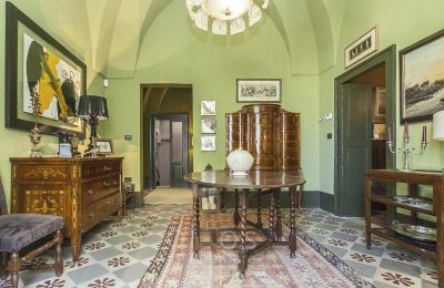 Character properties, Oria: Stylish period apartment in old town house