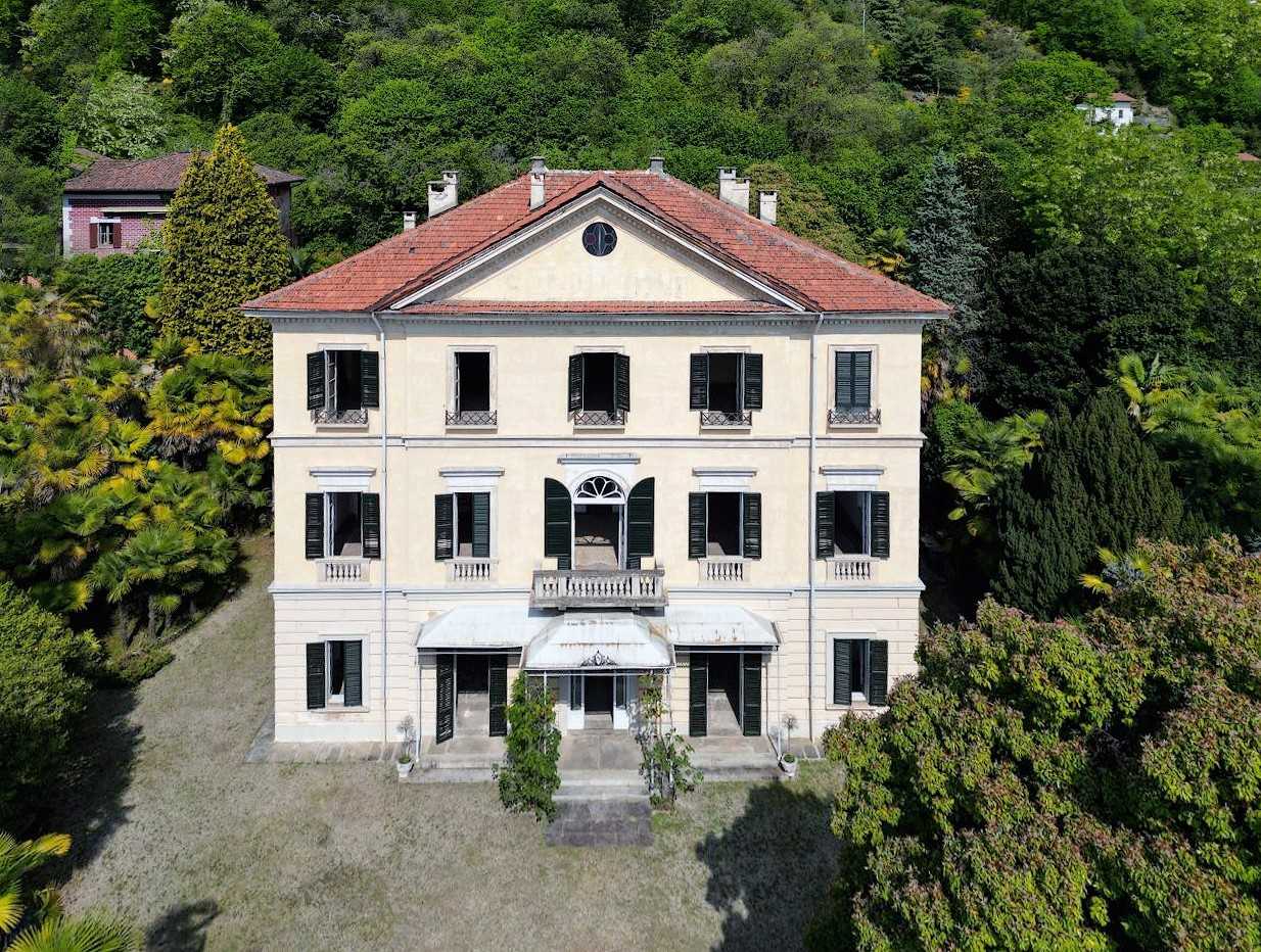 Photos Neoclassical lake side villa with outbuildings - Restoration project