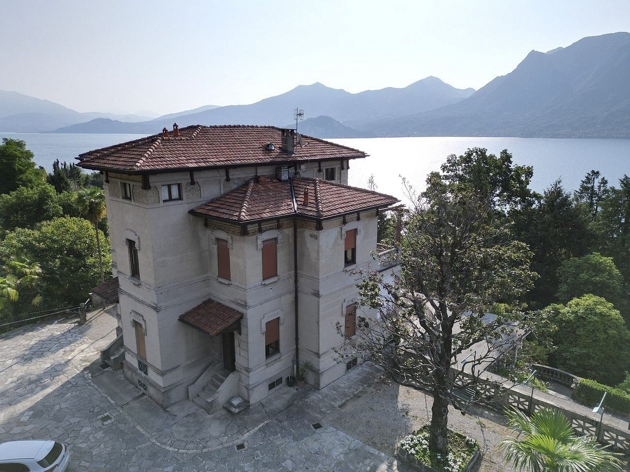 Photos Art deco villa on the shores of Lake Maggiore in Ghiffa