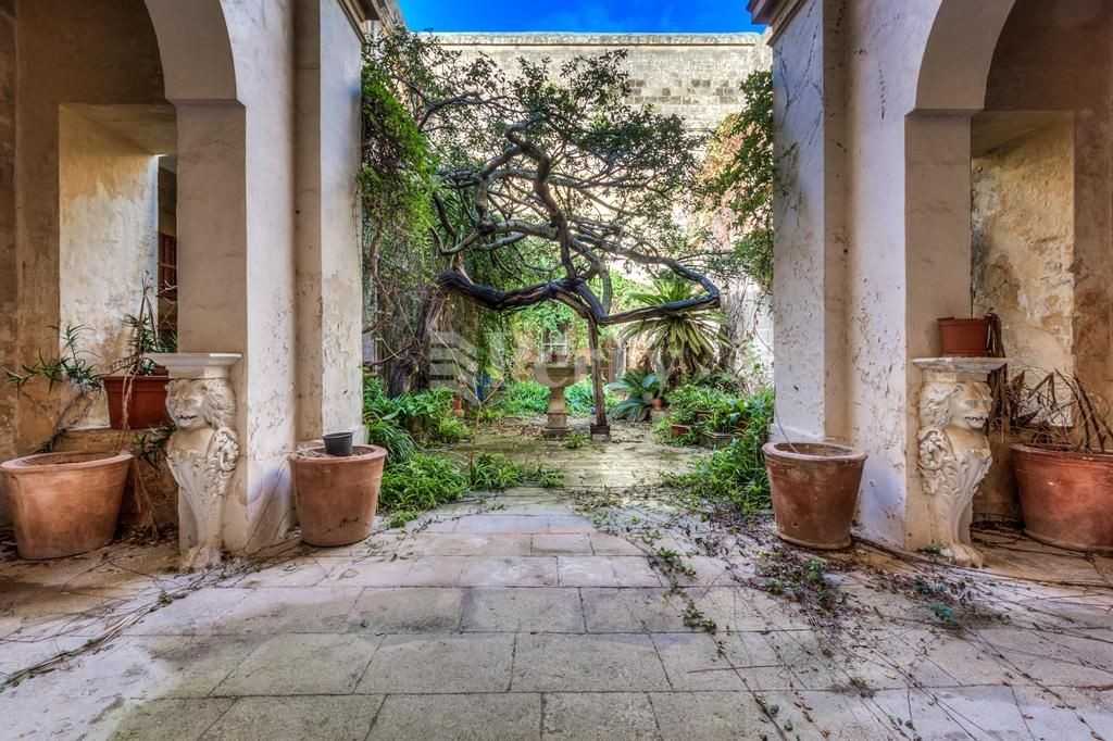 Photos Large palace with inner courtyard in Mdina