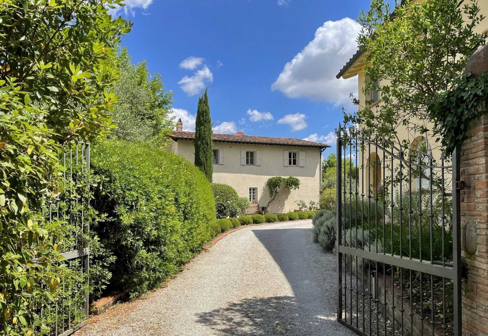 Photos Villa with outbuildings and 7 hectares of land between Pisa and Florence