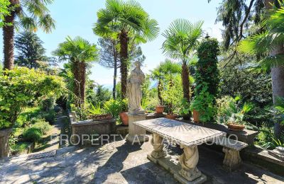 Historic Villa for sale Dizzasco, Lombardy, Garden