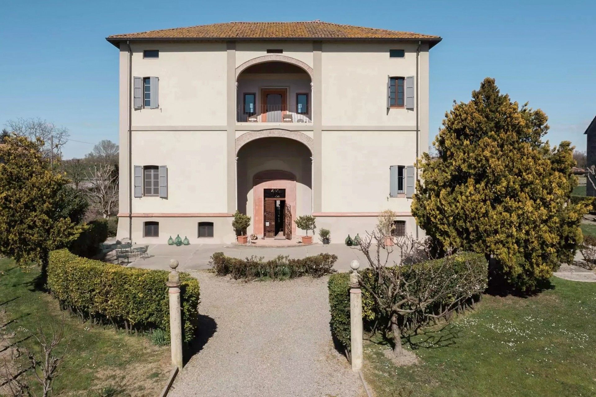 Photos Italian villa with small vineyard north of Parma