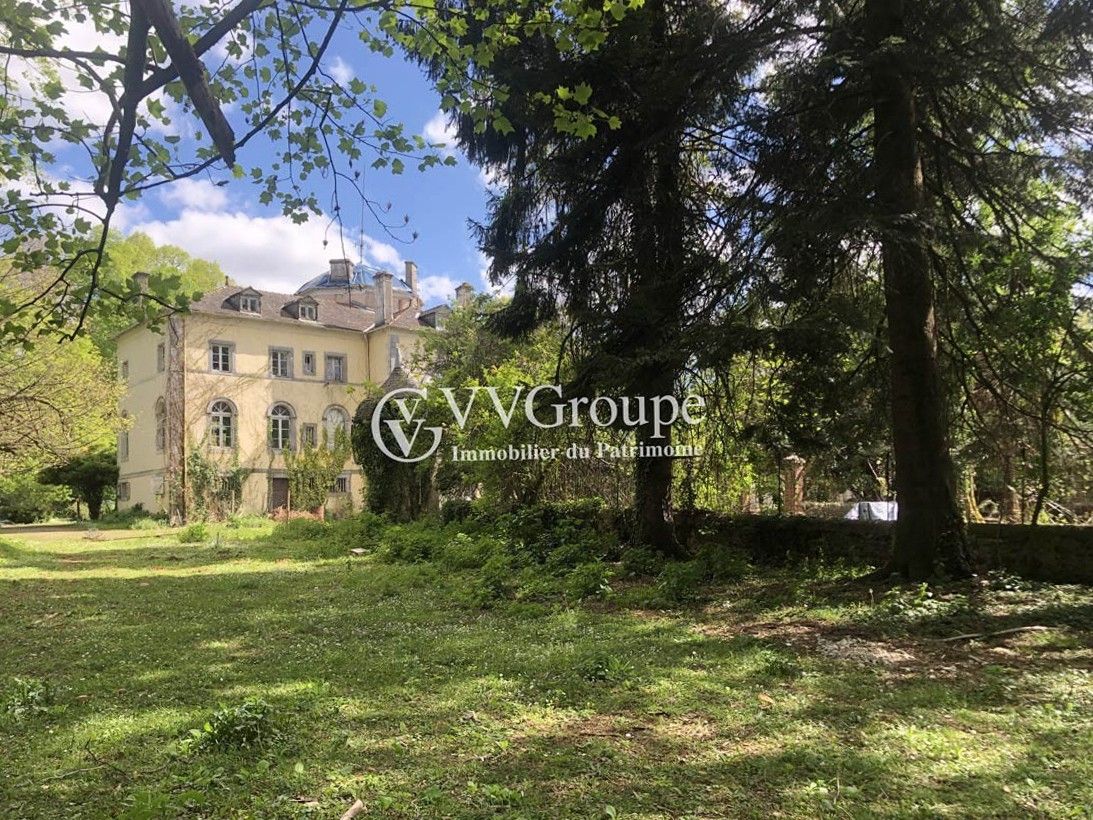 Photos Château awaiting renovation, nestled at the foot of the Pyrenees