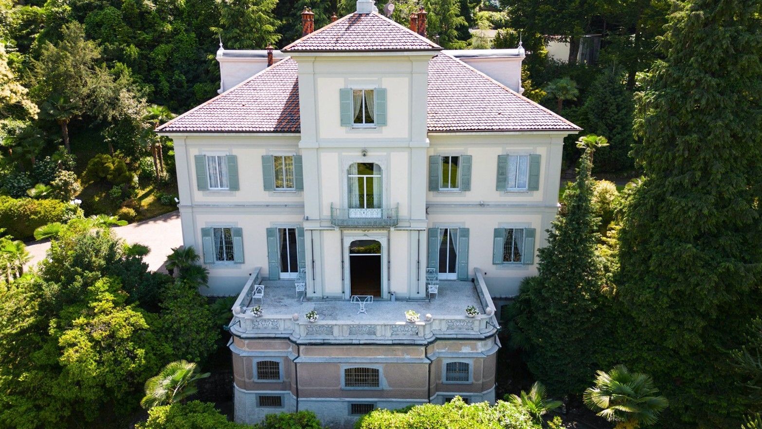 Photos Outstanding Lake Maggiore Period Mansion in Stresa