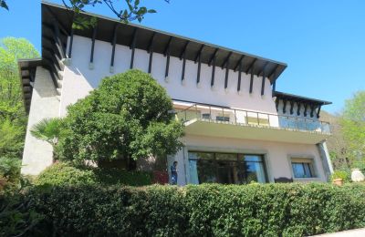 Historic Villa for sale Belgirate, Piemont, Image 2/43