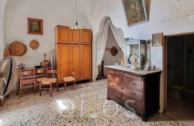 Character properties, Discovery in Oria: Bargain in the Jewish quarter