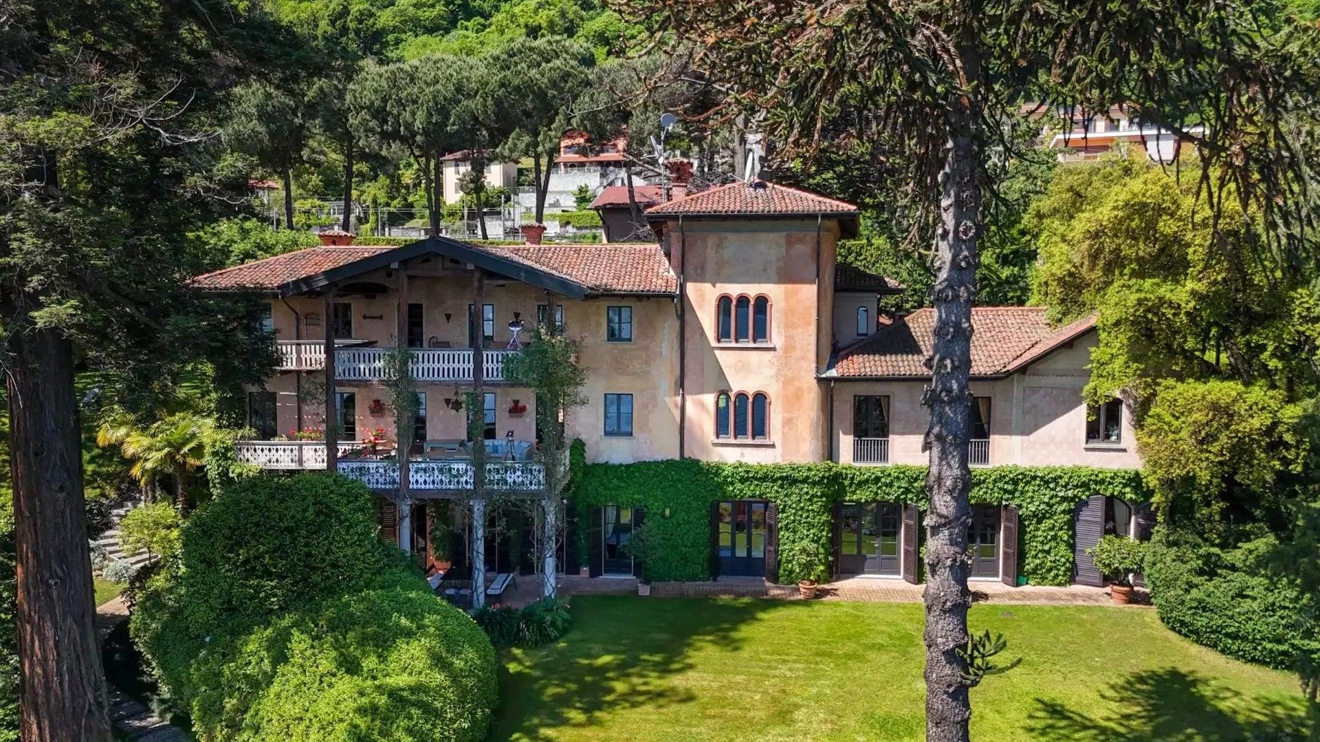 Photos Lake Maggiore mansion with large garden and extensive features