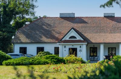 Character properties, Polish country manor in the northwest of Warsaw