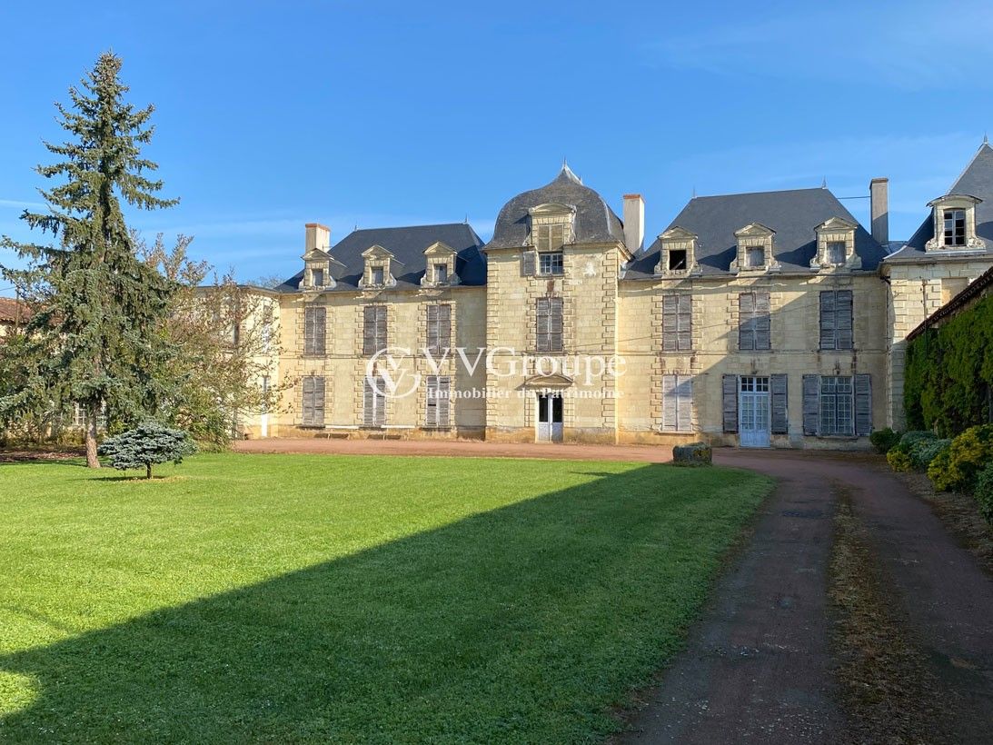 Photos Splendind castle for investment in the west of France