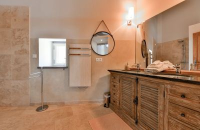 Historic property for sale Occitania, Bathroom