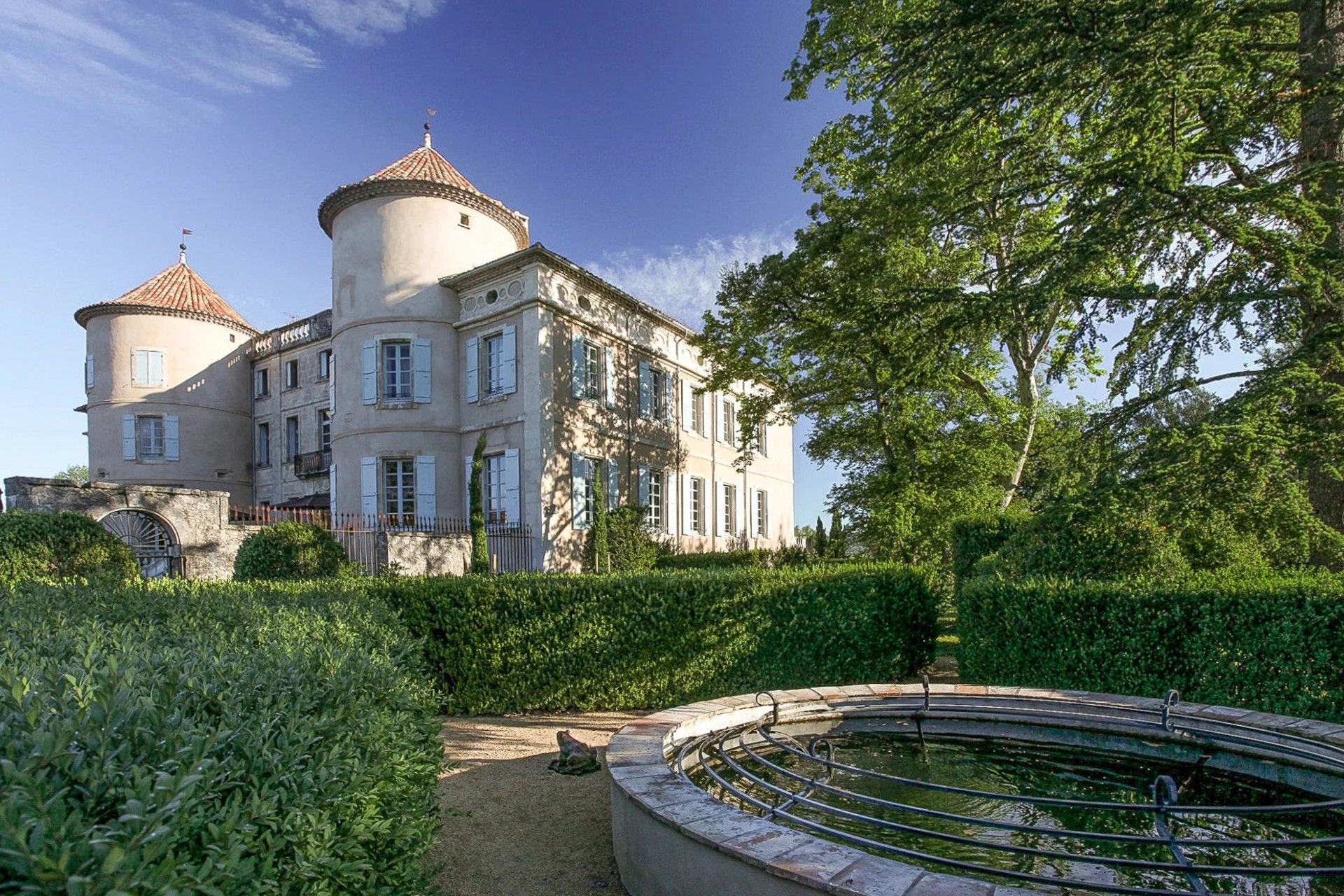 Photos Château with Exquisite Ambiance and Diverse Estate Features