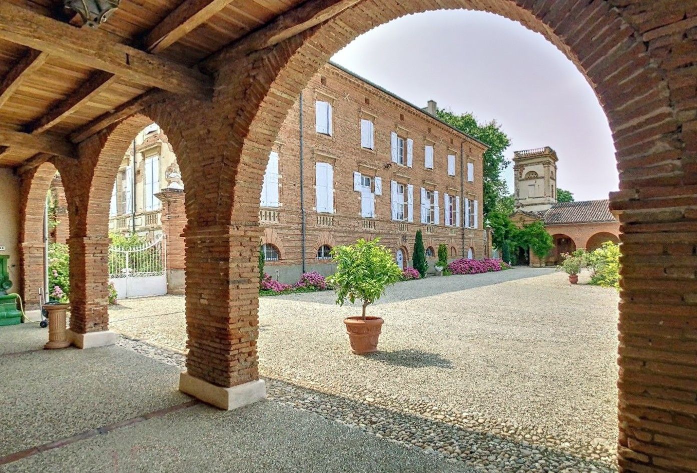 Photos Restored château in Toulouse with Tuscan flair