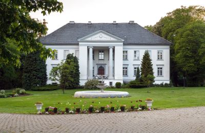 Castle for sale Maciejowice, Opole Voivodeship,, Front view