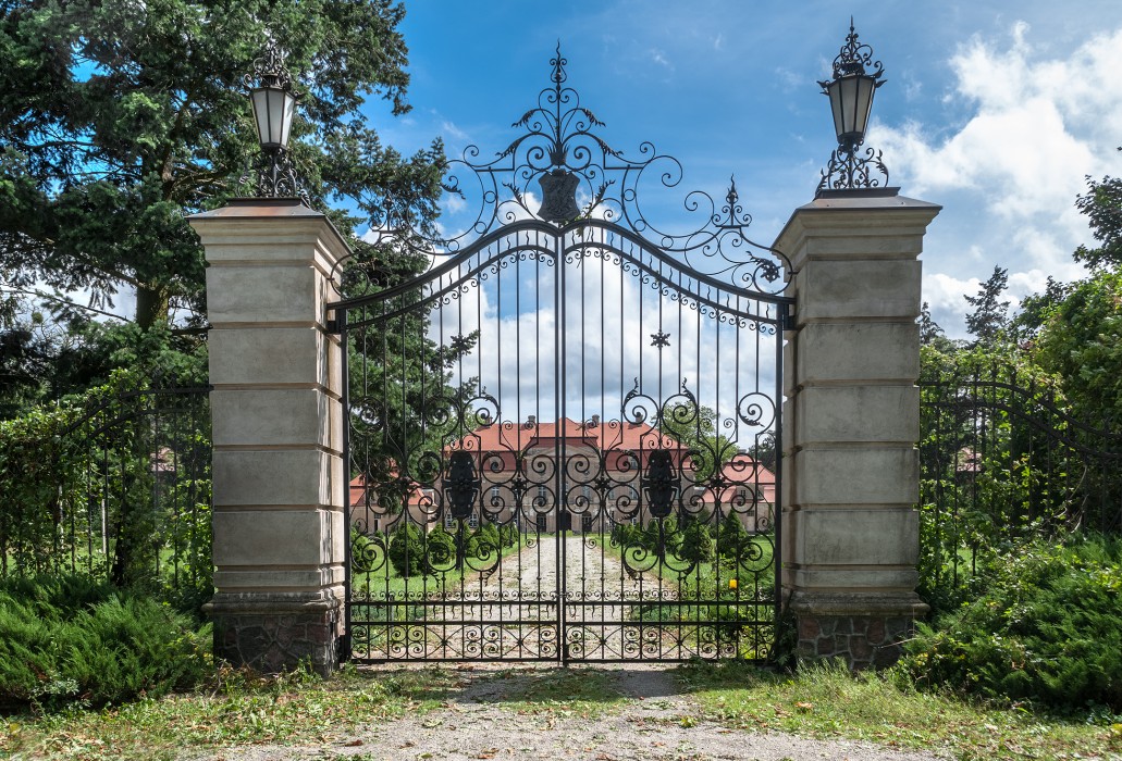 Baroque Palace in Pępowo: Entrance Gate, Pępowo