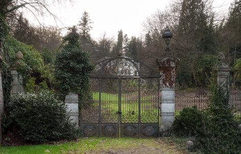 Baden-Baden, Werderstraße - Architecture in Baden-Baden: Old courtyard gate