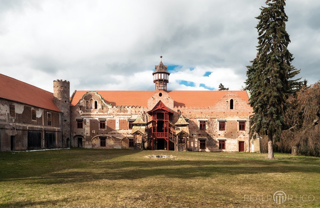 Palace in Lužec, Vroutek