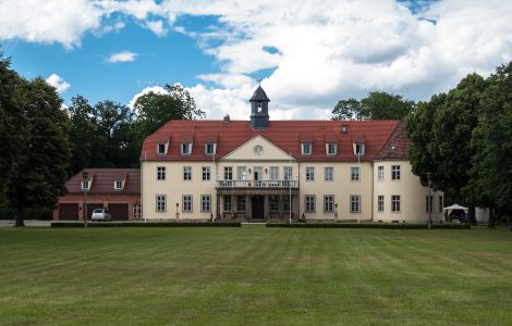 Grochwitz, Schloßallee - Palace in Grochwitz, Brandenburg