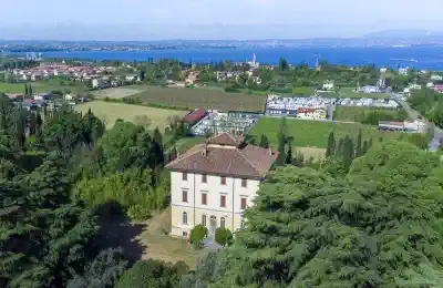 Real estate offers for historic lakeside villas in Northern Italy