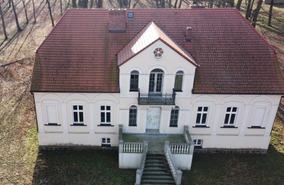 Character properties, Cozy Manor from 1860 with outbuildings